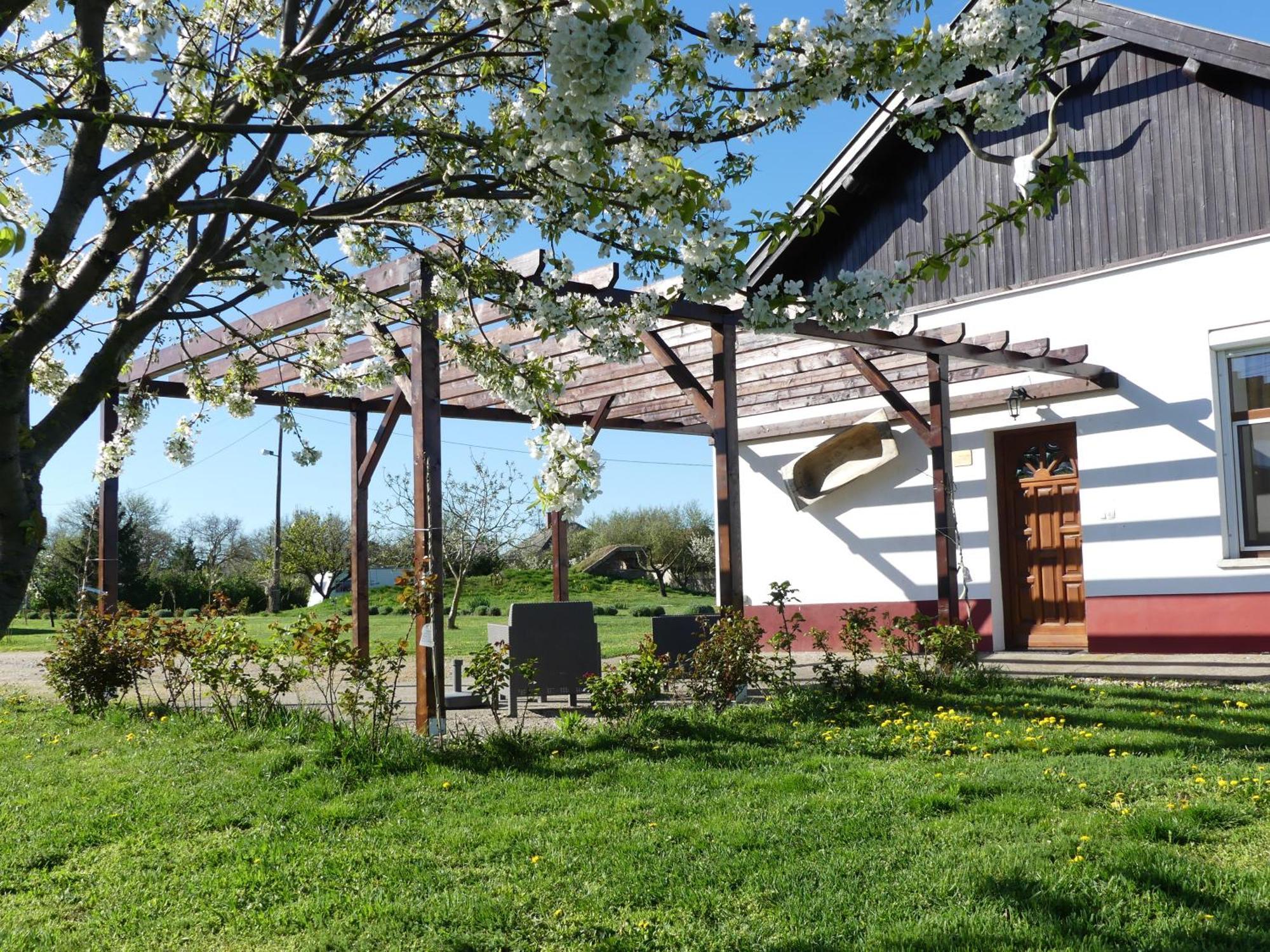 Bed and Breakfast Tisza White House Tiszaszolos Exterior foto